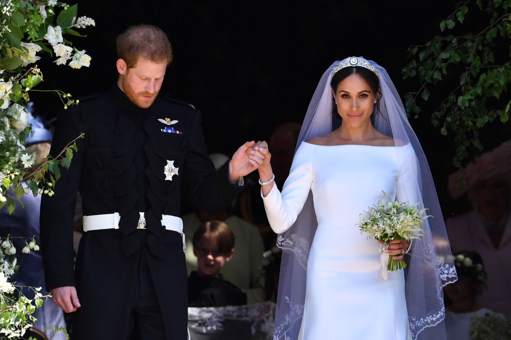 Meghan e Harry celebram 1 ano de casamento com imagens inéditas do evento