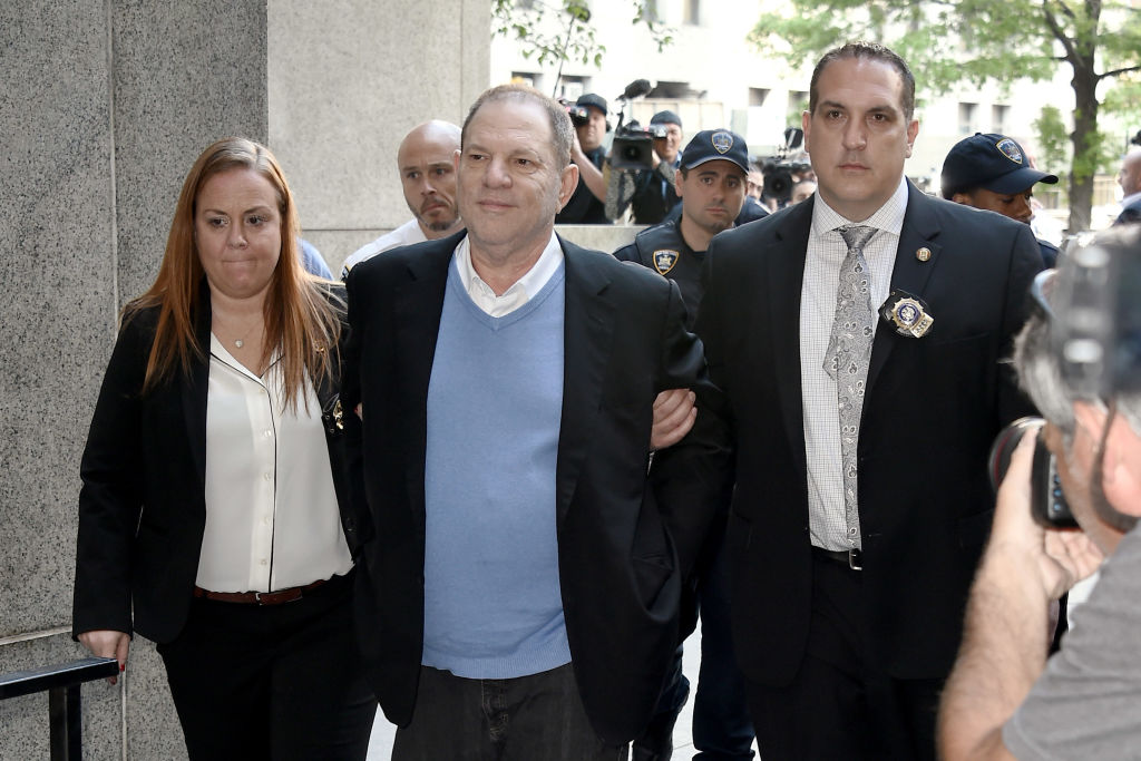 Harvey Weinstein paga fiança milionária e aguardará julgamento em casa