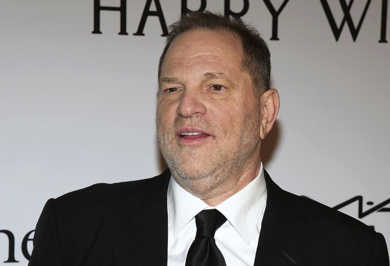 Após denúncias de estupros, Harvey Weinstein entrega-se para a polícia