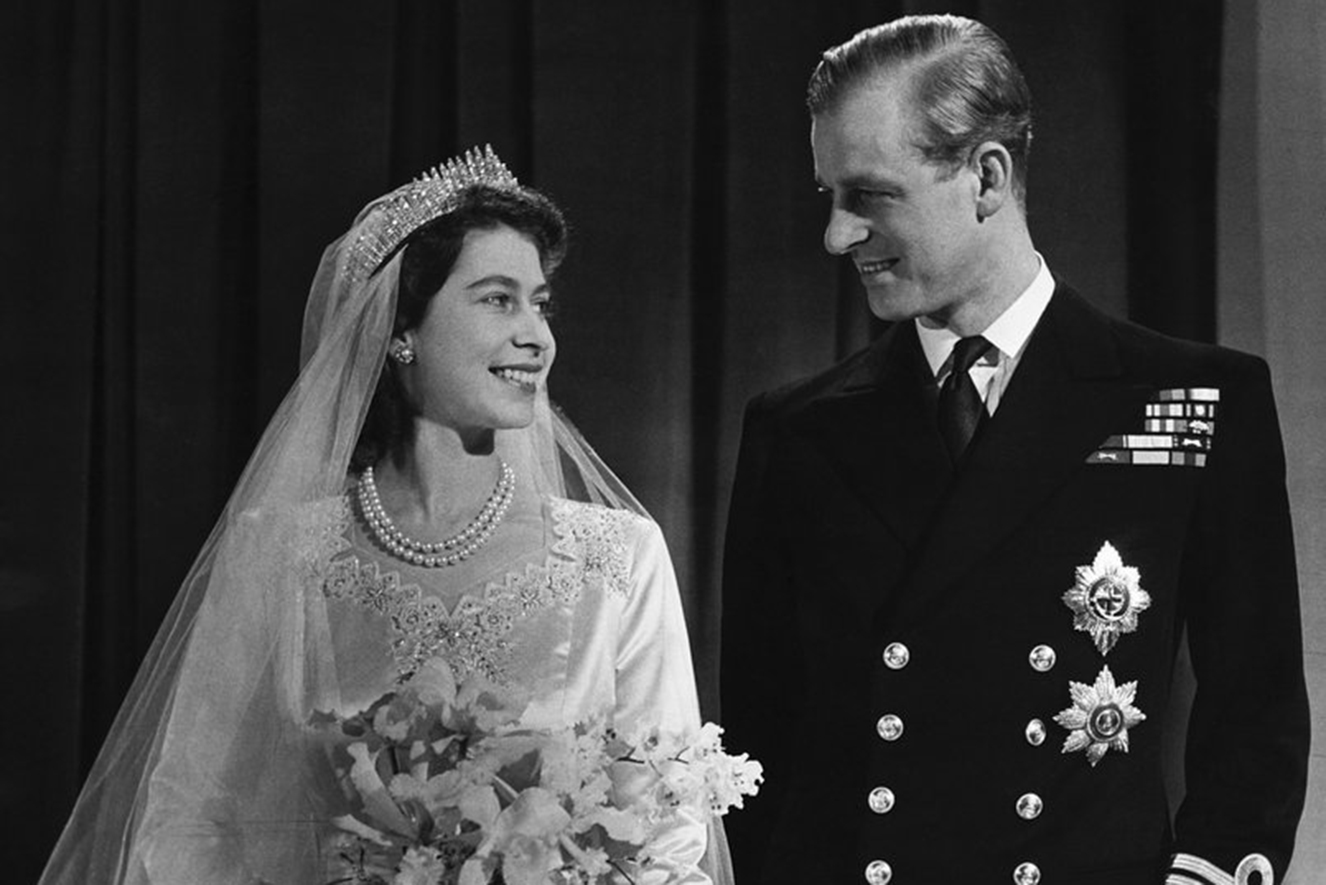 Aliança de casamento da Rainha Elizabeth esconde um ...