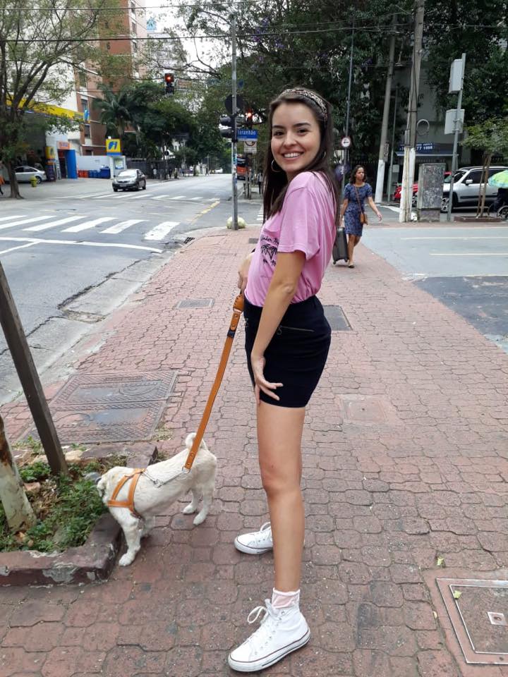 Clara Novais e cachorro Clara Novais e cachorro