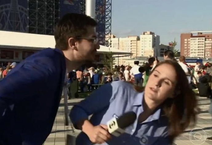 Torcedor tenta beijar repórter brasileira