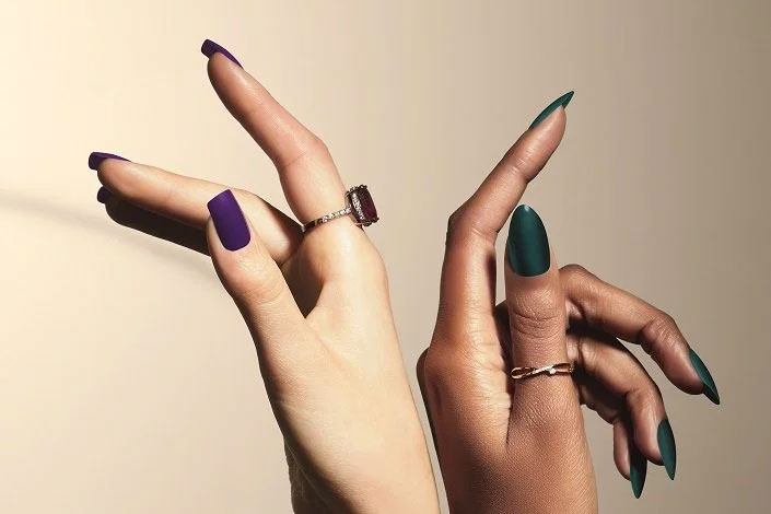 Cores de esmalte para fugir com elegância dos tons terrosos neste inverno