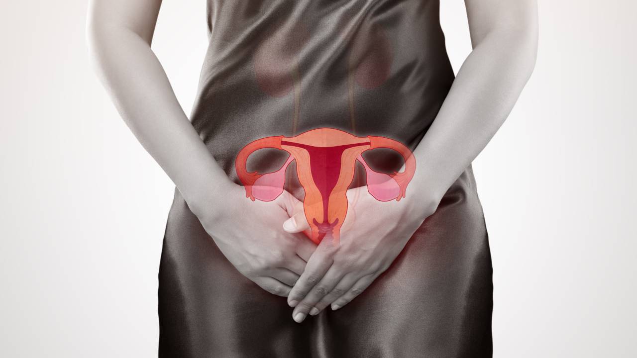 Mulher segurando as mãos em frente ao ventre, numa referência ao câncer de colo de útero: Lei dos 60 Dias, prevê o direito de pacientes do SUS iniciarem seu tratamento oncológico em até 60 dias após o diagnóstico