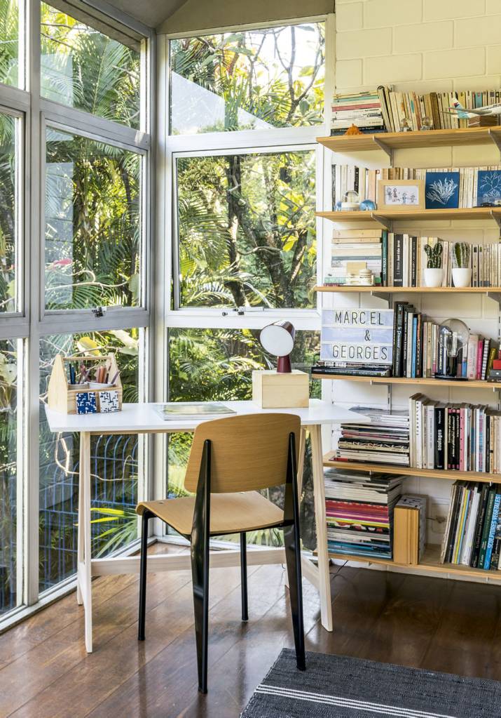 Casa em SP dominada por um tropicalismo à francesa Casa paulistana rodeada por verde e com peças de design minimalista