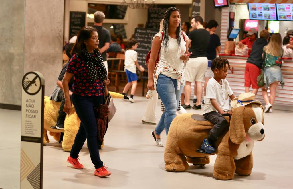 agnews_foto_tais_araujo_com_os_filhos_a_mae_e_amiga_em_shopping_no_leblon_no_rio_de_janeiro_exclusivo_20180703_1629_g agnews_foto_tais_araujo_com_os_filhos_a_mae_e_amiga_em_shopping_no_leblon_no_rio_de_janeiro_exclusivo_20180703_1629_g