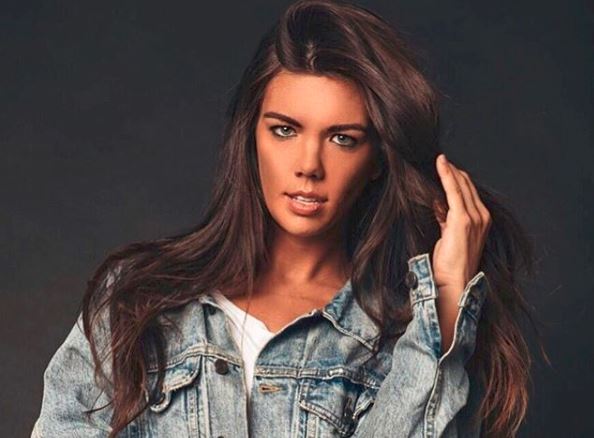 Modelo desfila amamentando a filha e imagem é poderosa