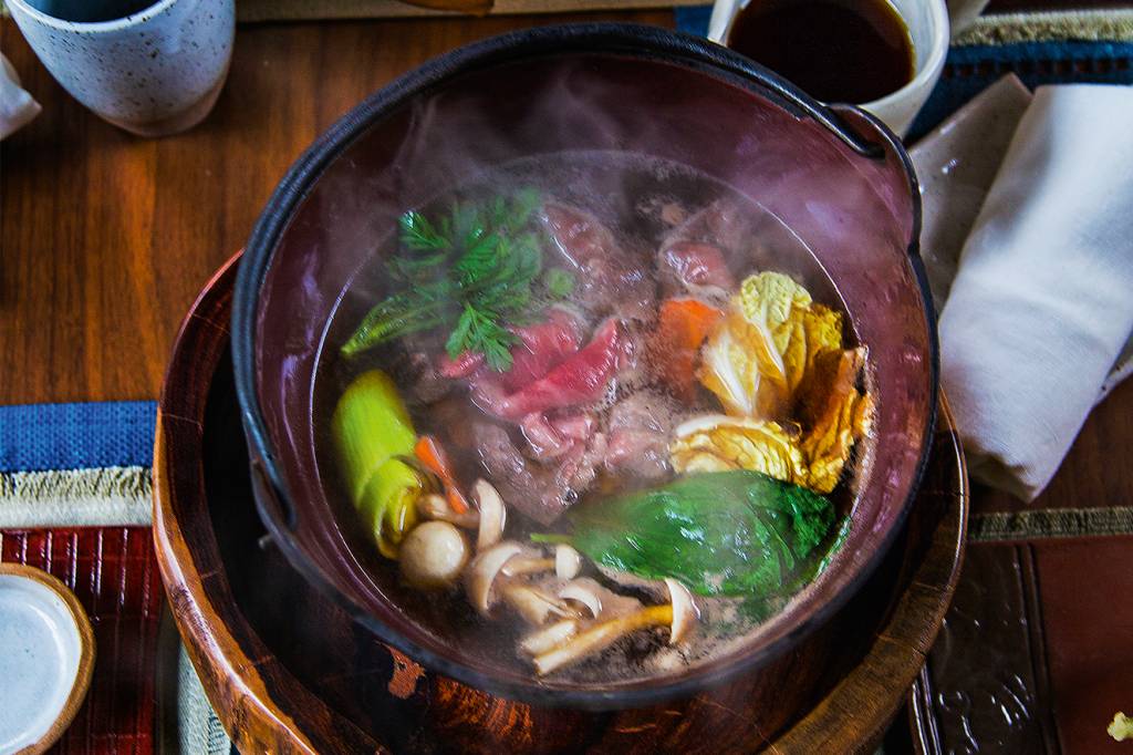 Sukiyaki (cozido de carne e vegetais ao shoyu e saquê) O outro lado da culinária japonesa: cozidos, ensopados e até suflês
