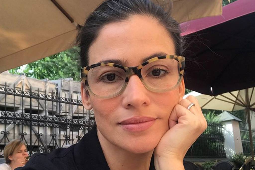 Idênticas: Renata Vasconcellos faz rara aparição ao lado da irmã gêmea