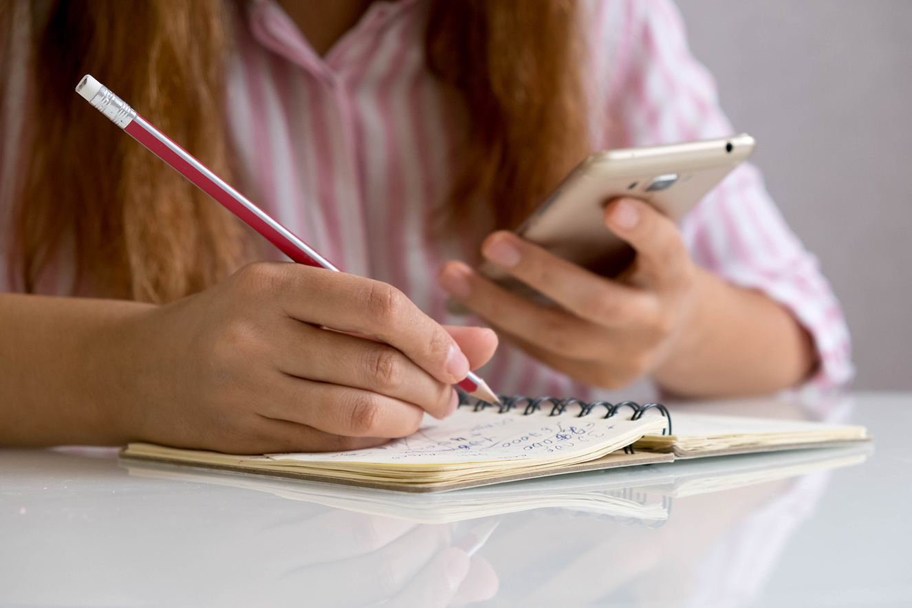 França proíbe uso de celulares dentro das escolas CLAUDIA