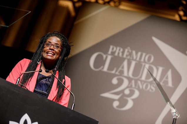 A filósofa Djamila Ribeiro, jurada do Prêmio CLAUDIA, foi responsável por entregar o troféu da categoria Políticas Públicas