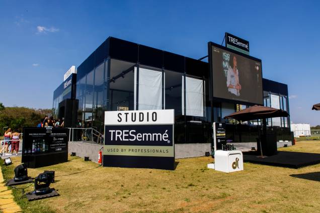 O Studio TRESemmé, todo de vidro, foi pensado para enaltecer a beleza da mulher por dentro e por fora e foi dividido<span> em dois espaços principais: o Hair Studio e o Head Studio.</span> O Studio TRESemmé, todo de vidro, foi pensado para enaltecer a beleza da mulher por dentro e por fora e foi dividido<span> em dois espaços principais: o Hair Studio e o Head Studio.</span>