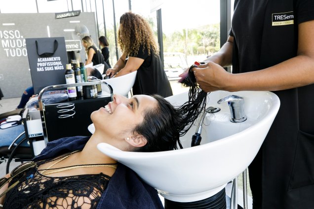 <span>No Hair Studio as mulheres passaram por uma jornada de cuidado com os cabelos acompanhada por experts, que a partir de um diagnostico capilar, indicavam a linha TRESemmé ideal e davam dicas para um acabamento profissional.</span>