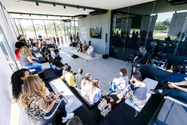<span>No Head Studio, um espaço com lugar para 100 pessoas, a marca promoveu debates relacionados ao universo feminino, como autoconhecimento, autoconfiança e carreira para as mulheres.</span> <span>No Head Studio, um espaço com lugar para 100 pessoas, a marca promoveu debates relacionados ao universo feminino, como autoconhecimento, autoconfiança e carreira para as mulheres.</span>