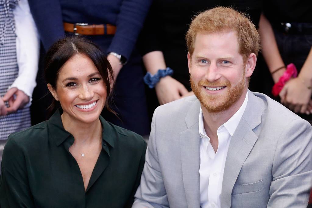 Príncipe Harry e Meghan Markle quebram regra em foto de família