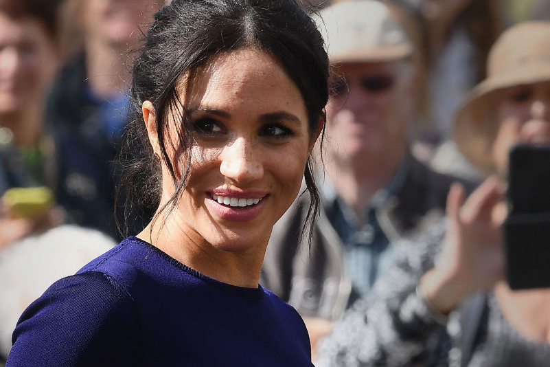 Onde encontrar o vestido de Meghan Markle assinado por Victoria Beckham