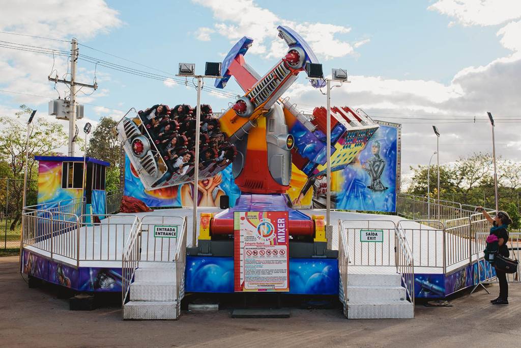 Grupo de crianças fica preso em brinquedo de parque de diversões