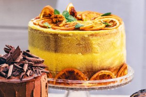 Delicioso bolo de laranja com cobertura de caramelo.