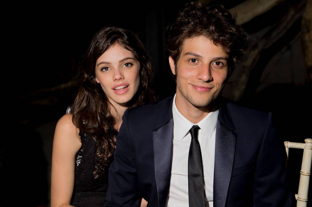 Laura Neiva e Chay Suede se casam em São Paulo