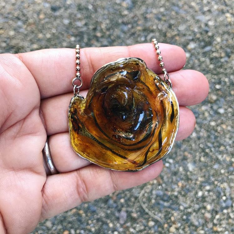 Joia feita com cordão umbilical, leite materno e placenta vira recordação