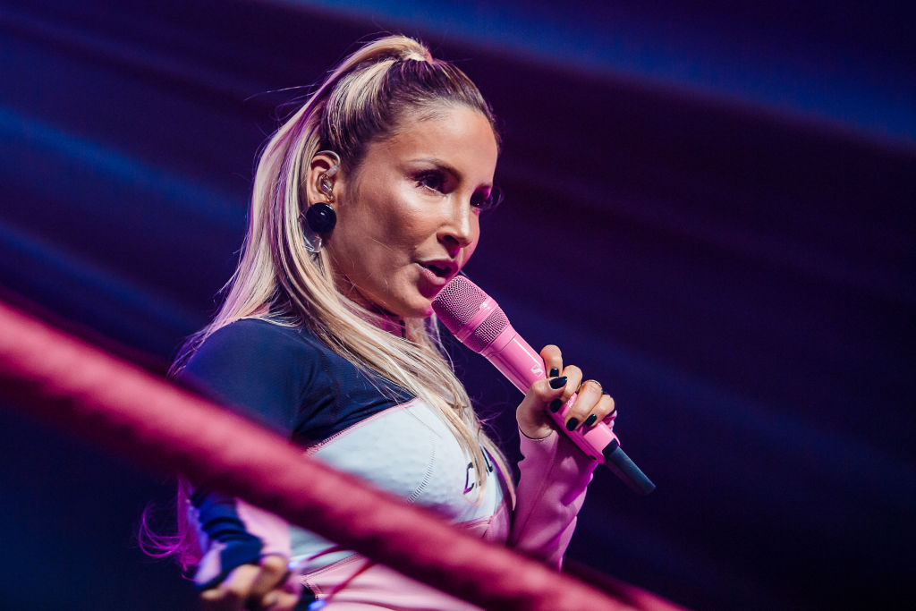 Vestida de Capitã Marvel, Cláudia Leitte chama atenção de Brie Larson