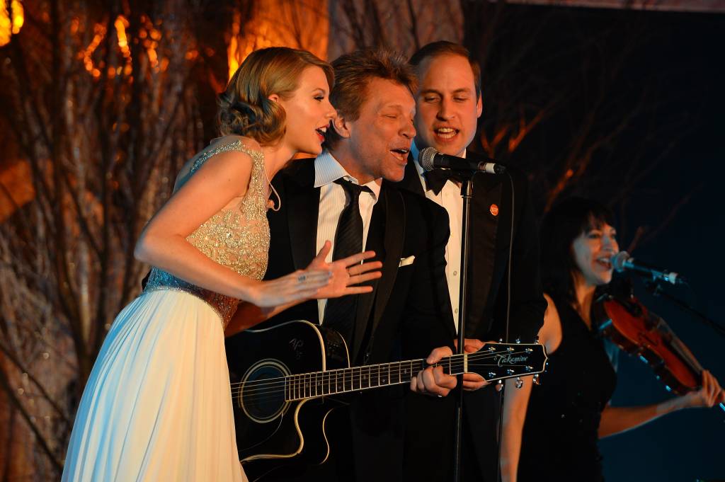 Príncipe William, Taylor Swift e Bon Jovi cantam juntos em vídeo