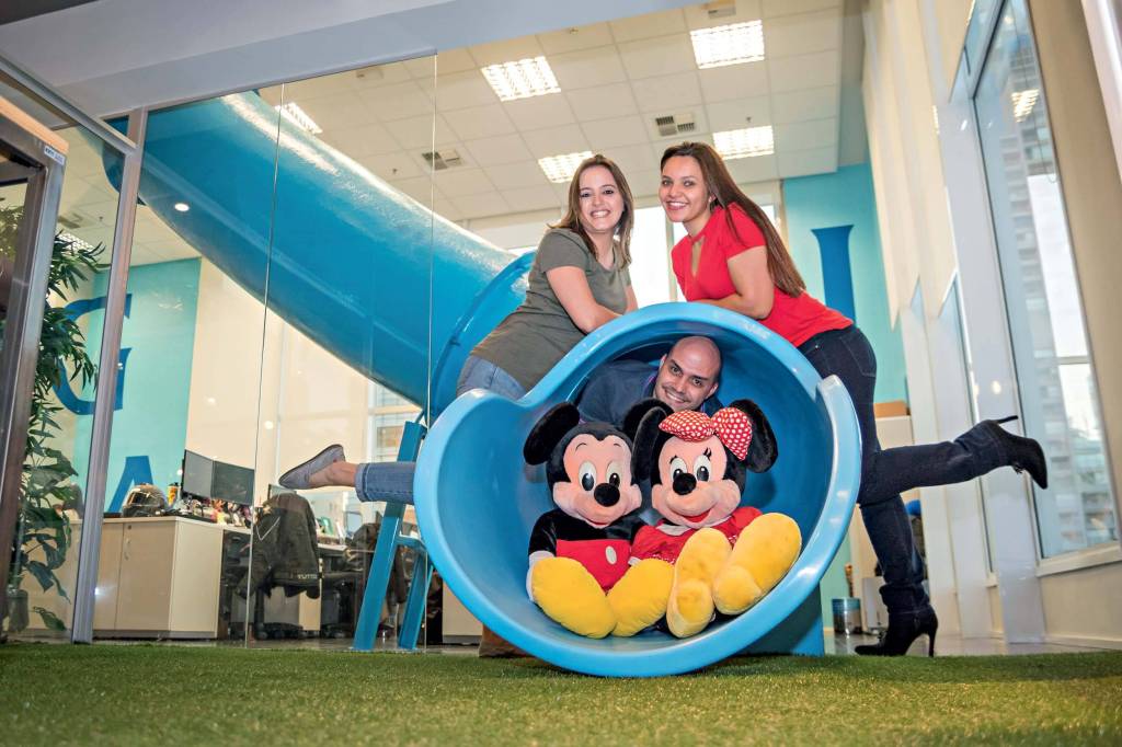 Empresa paulistana surpreende ao levar os funcionários para a Disney