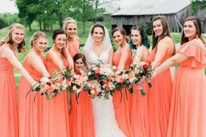 Living coral: a cor de 2019 está em alta para vestidos de madrinhas
