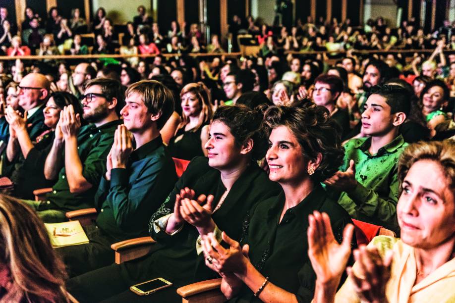 Na plateia, Fernanda Feitosa (a primeira nesta fileira), fundadora da SP-Arte e jurada do Prêmio. Ela entregou o troféu à vencedora da categoria Cultura