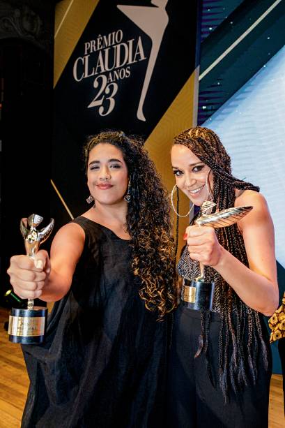 Andreza Jorge e Roberta Estrela D'Alva mostram com orgulho a estatueta da mulher alada