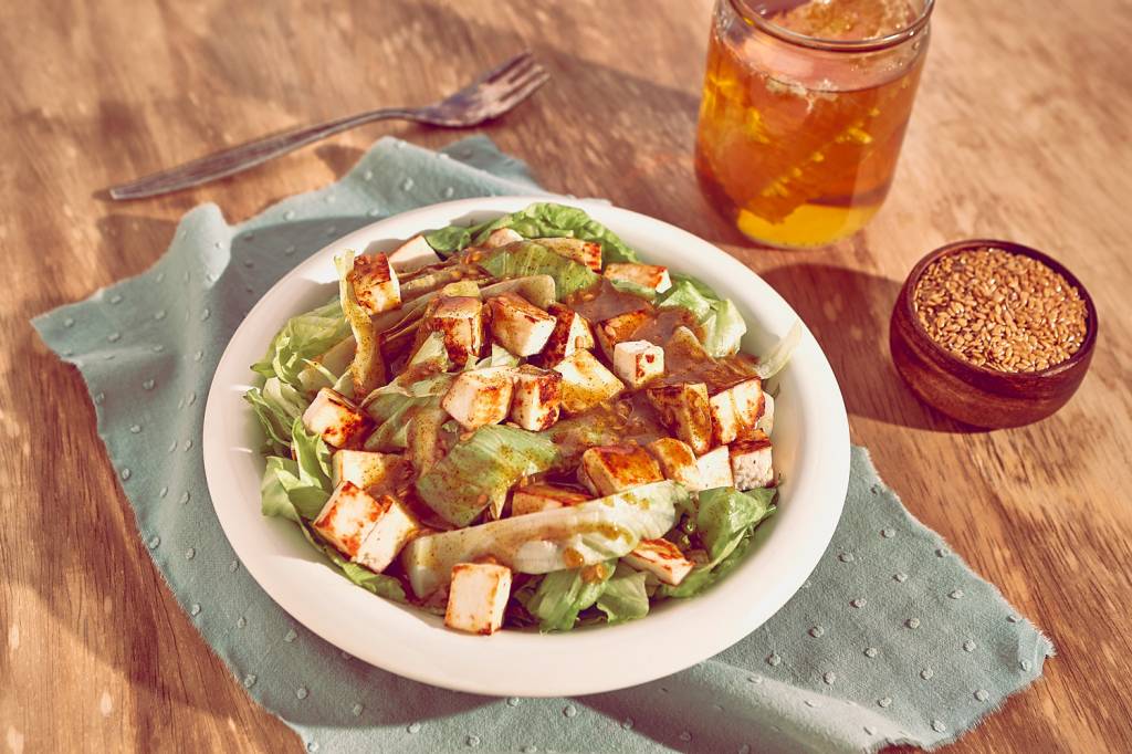 SALADA-DE-FOLHAS_QUEIJO-BRANCO-TOSTADO-E-MOLHO-DE-MOSTARDA_MEL-E-LINHACA- SALADA-DE-FOLHAS_QUEIJO-BRANCO-TOSTADO-E-MOLHO-DE-MOSTARDA_MEL-E-LINHACA-