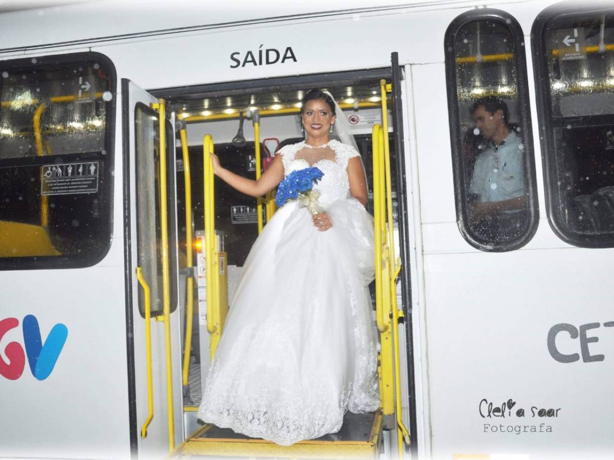 Noiva surpreende e chega de ônibus para casamento | CLAUDIA