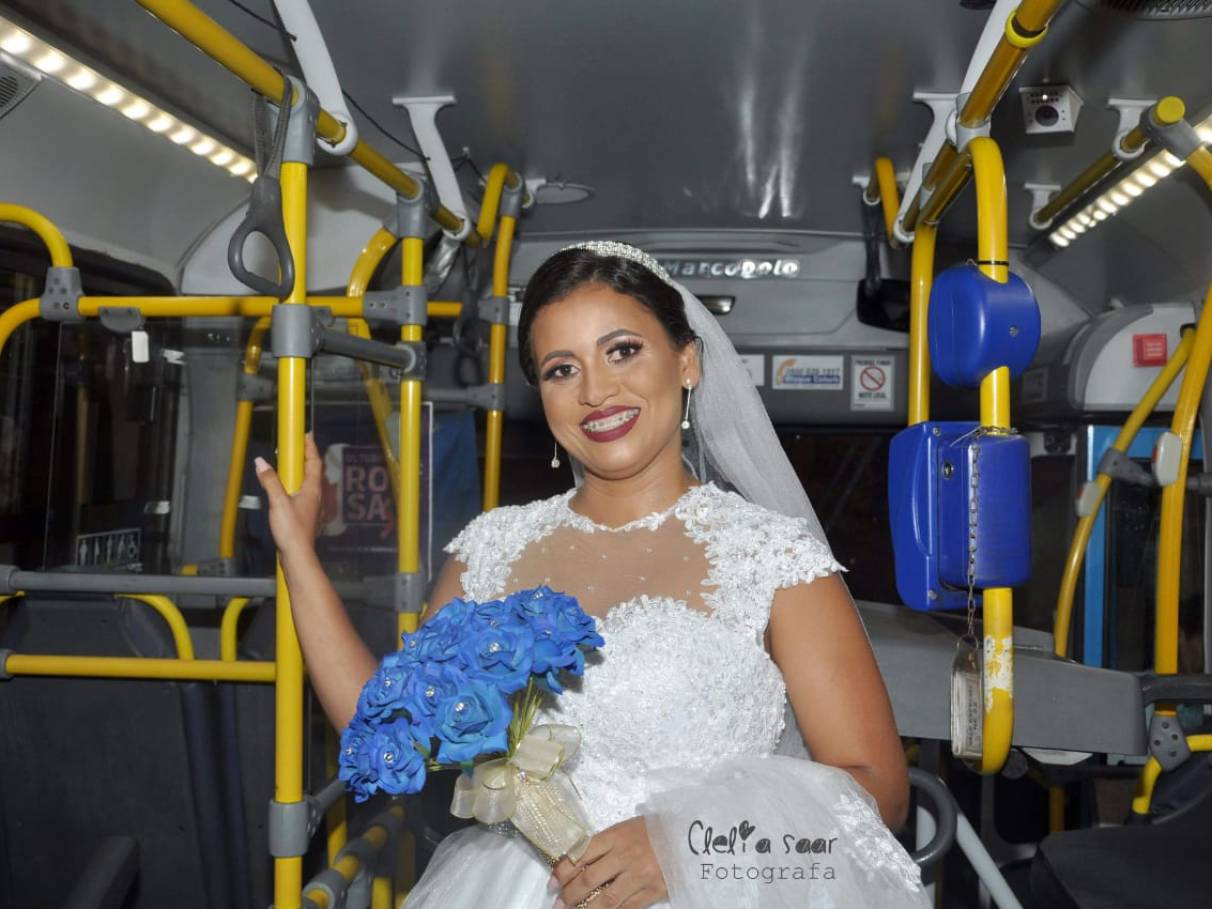 Noiva surpreende e chega de ônibus para casamento | CLAUDIA