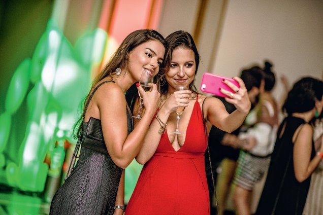 Convidadas se divertem tirando selfie na pista de dança