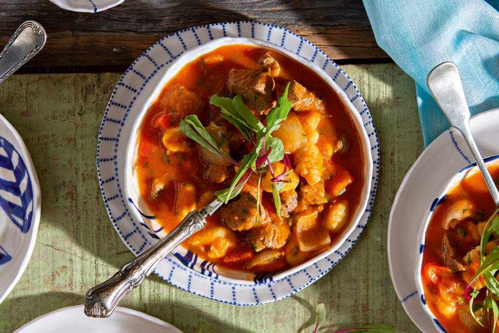 Goulash com nhoque de batata Goulash com nhoque de batata