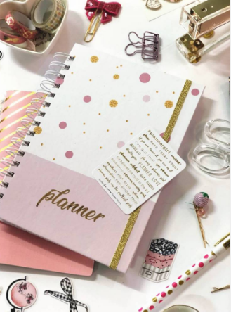 Planner Permanente Confetti, por R$ 135 no <a href="https://www.brilhosepurpurinas.com.br/planner/Planner-Permanente-Confetti">site</a>