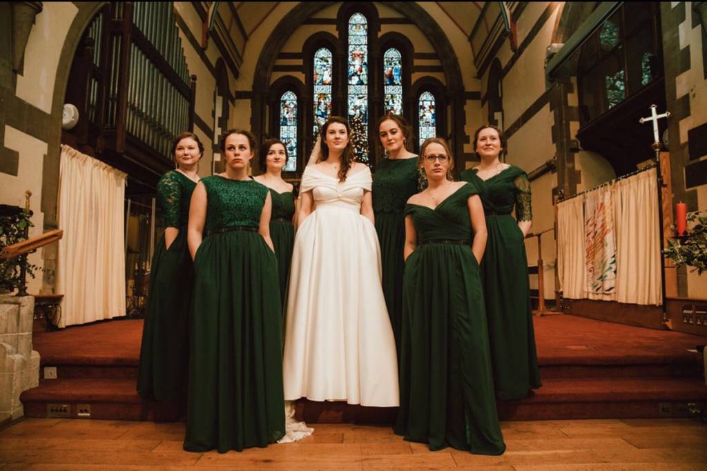 Noiva e madrinhas inovam ao usar vestido com bolso em casamento