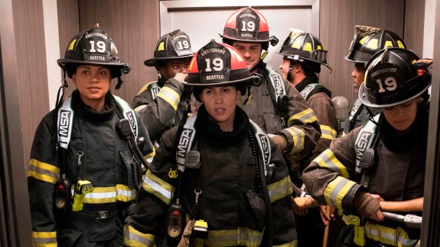 <strong>Station 19: Temporada 1 (estreia em 01/02)</strong>: Este spin-off de "Grey's Anatomy" retrata o dia a dia, os relacionamentos e o exaustivo trabalho de um corpo de bombeiros em Seattle.
