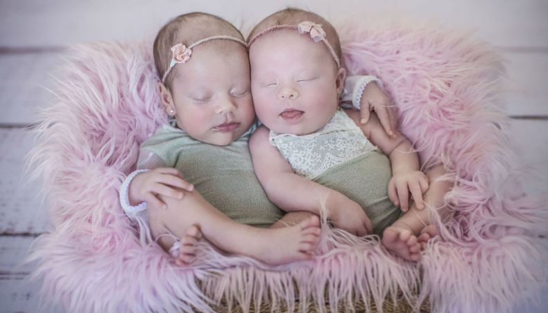 Mãe dá lição ao descobrir que uma das filhas gêmeas tem Síndrome de Down