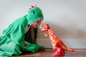 criança e dinossauro