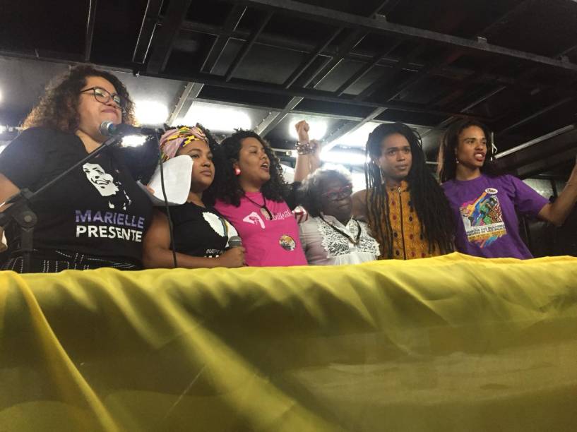 Mulheres no palco da manifestação em São Paulo