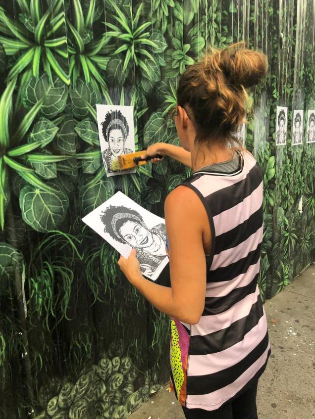 Patricia Bigarelli cola cartazes de Marielle Franco, feitas pelo artista Luciano Ogura Patricia Bigarelli cola cartazes de Marielle Franco, feitas pelo artista Luciano Ogura