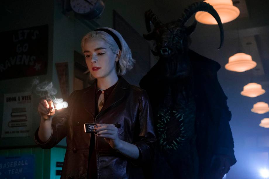 <strong>O mundo sombrio de Sabrina: Parte 2 (estreia em 05/04): <span style="font-weight:400;">Neste novo e arrepiante capítulo, a platinada Sabrina mergulha cada vez mais fundo no obscuro e perigoso mundo da feitiçaria adolescente.</span></strong>