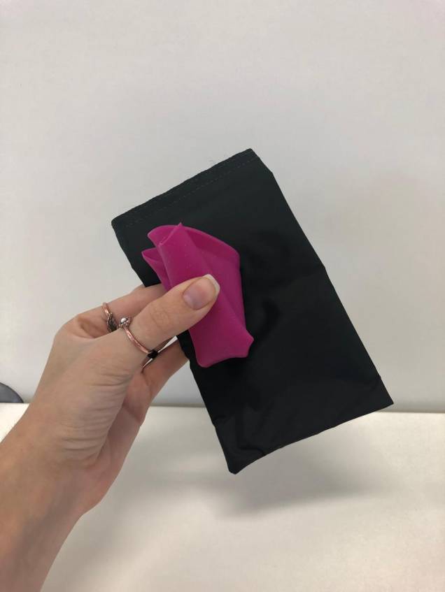 O condutor pode ser dobrado para caber no saquinho e dentro de qualquer bolsa O condutor pode ser dobrado para caber no saquinho e dentro de qualquer bolsa