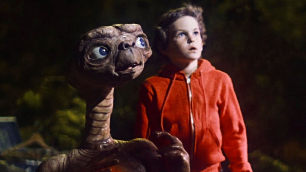 E.T. e Elliot formam uma amizade improvável entre um extraterrestre e um menino