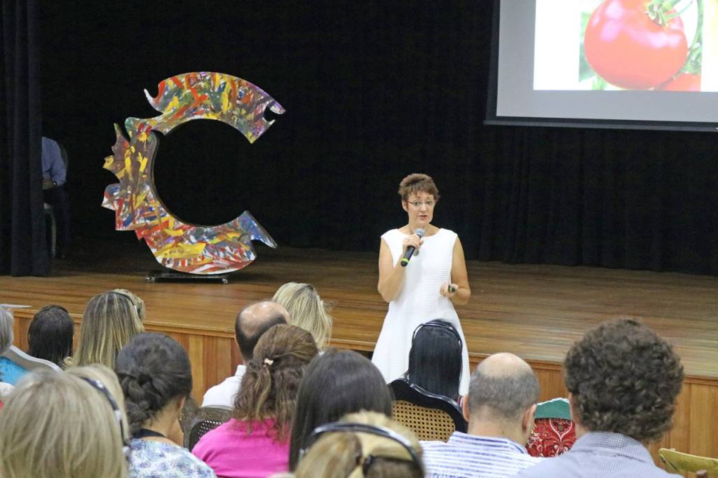 Karen Boyes em palestra no Colégio Concept Karen Boyes em palestra no Colégio Concept