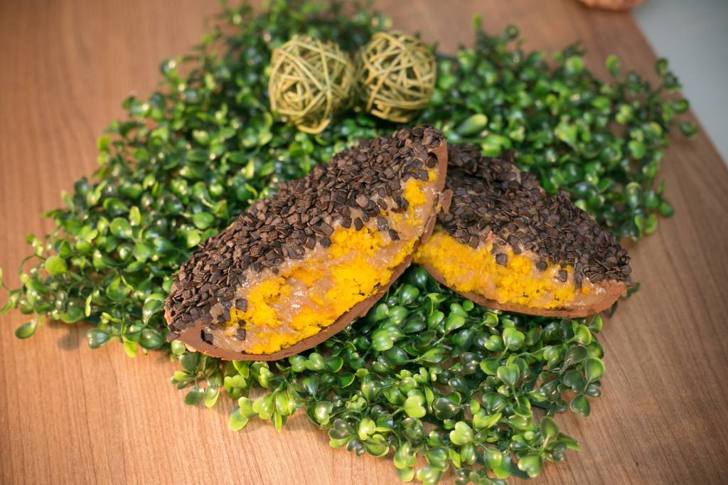 Ovo de Brigacake ovo com camadas de bolo de cenoura e brigadeiro Ovo de Brigacake ovo com camadas de bolo de cenoura e brigadeiro