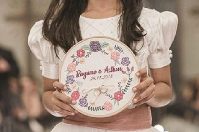 Noivas: O porta-alianças no bastidor de bordado vai roubar seu coração!