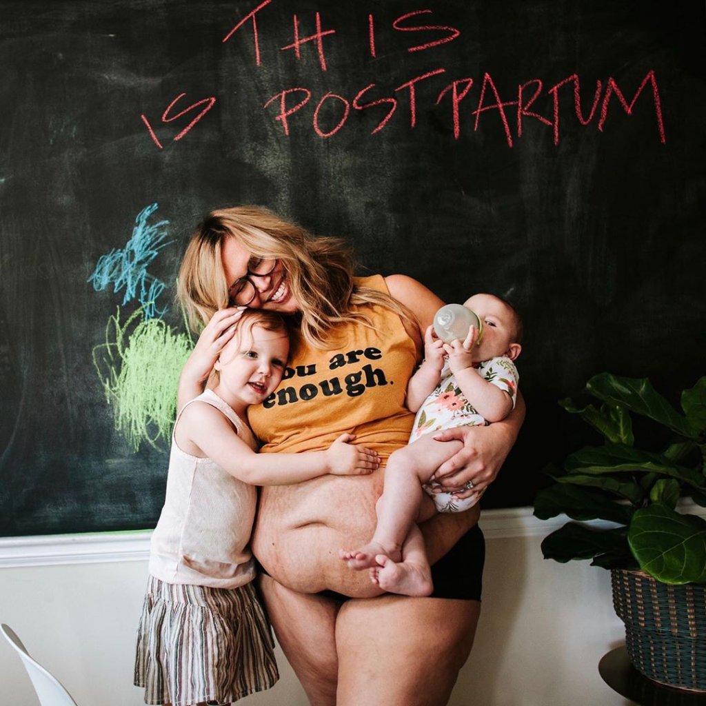mulher e filhas normatizando o corpo natural pós parto