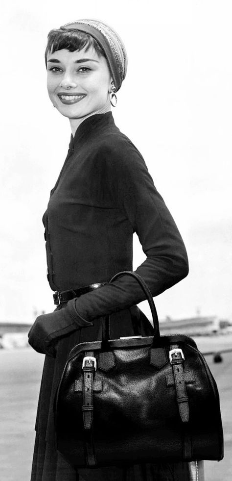 Audrey Hepburn com bolsa baú